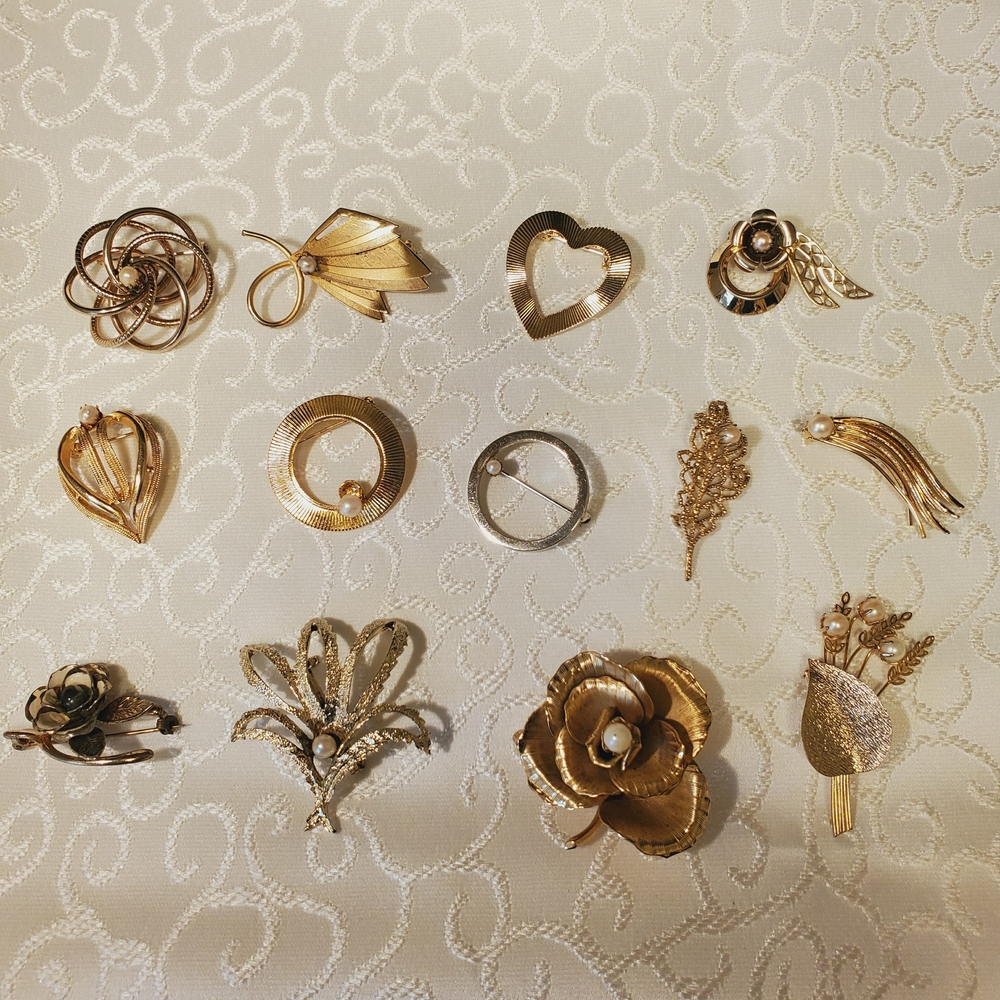 Gold-Tone Floral and Leaf Brooch Vintage Collection - Women's Jewelry